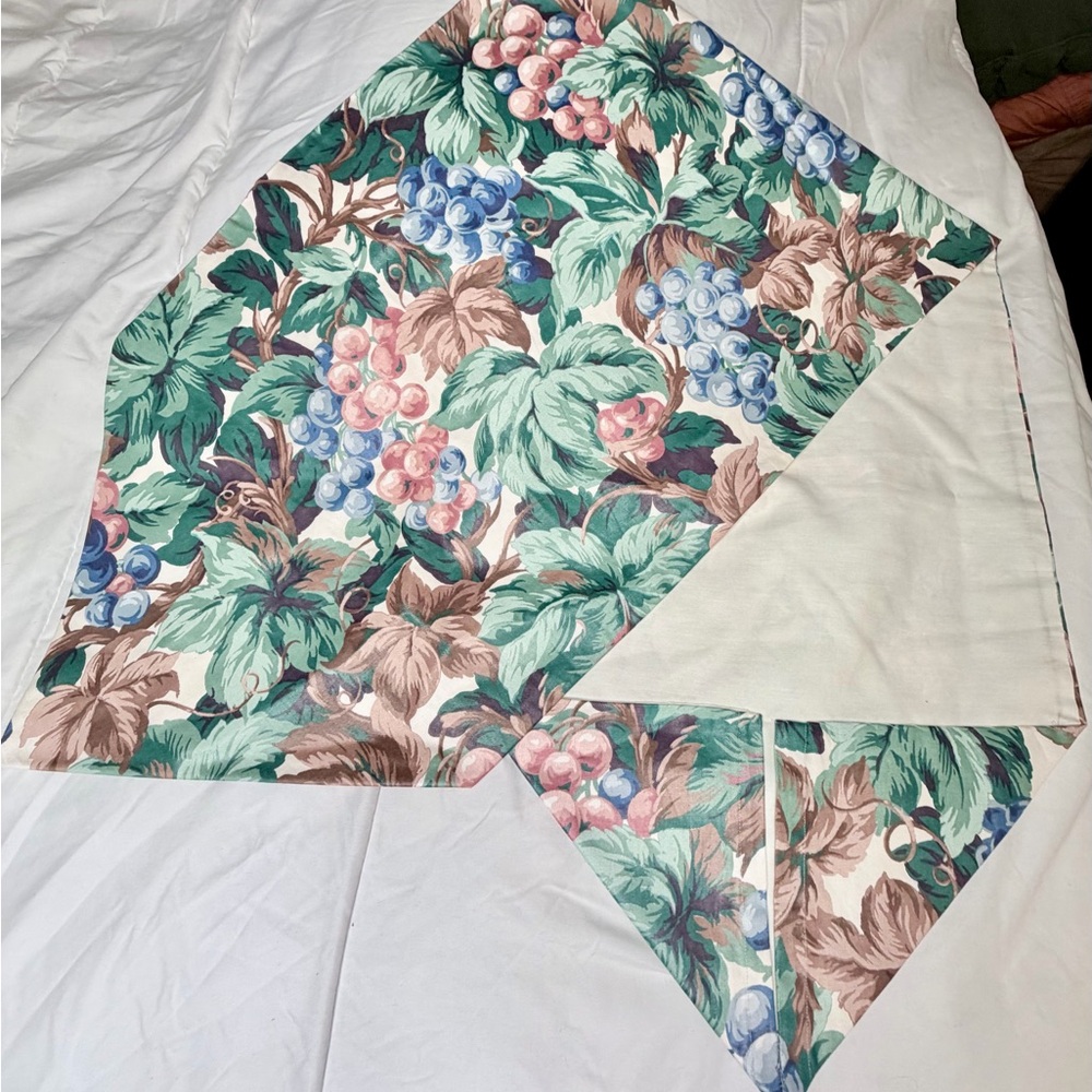 Ambiance Fabric Park‎ Avenue Table Runner Grape Vine Design Fabric Decor Vintage